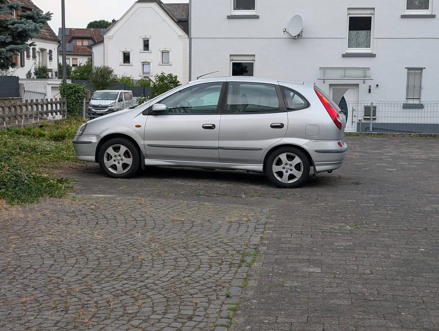 Nissan Almera Tino Almera Tino Silber - 2