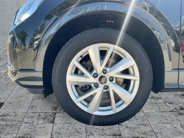 Audi Q2 view 8