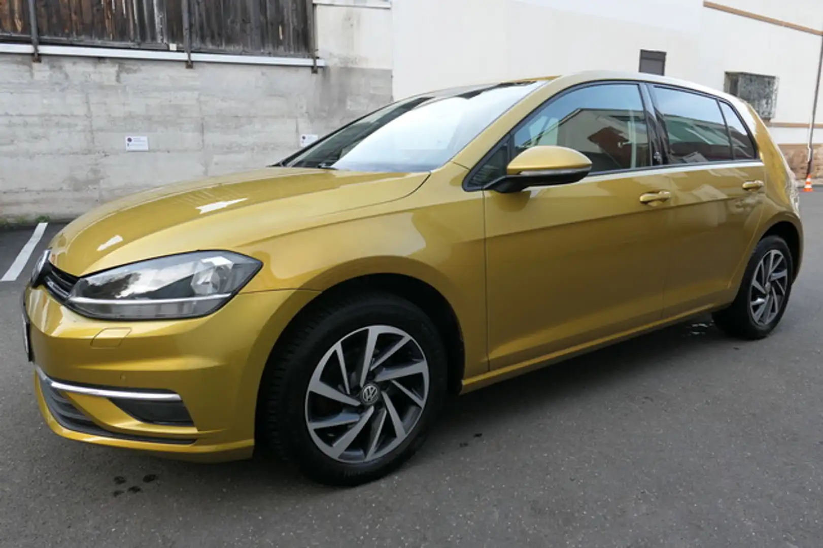 Volkswagen Golf VII Sound 54200 km! PDC! SHZ! APP! BT! Jaune - 1