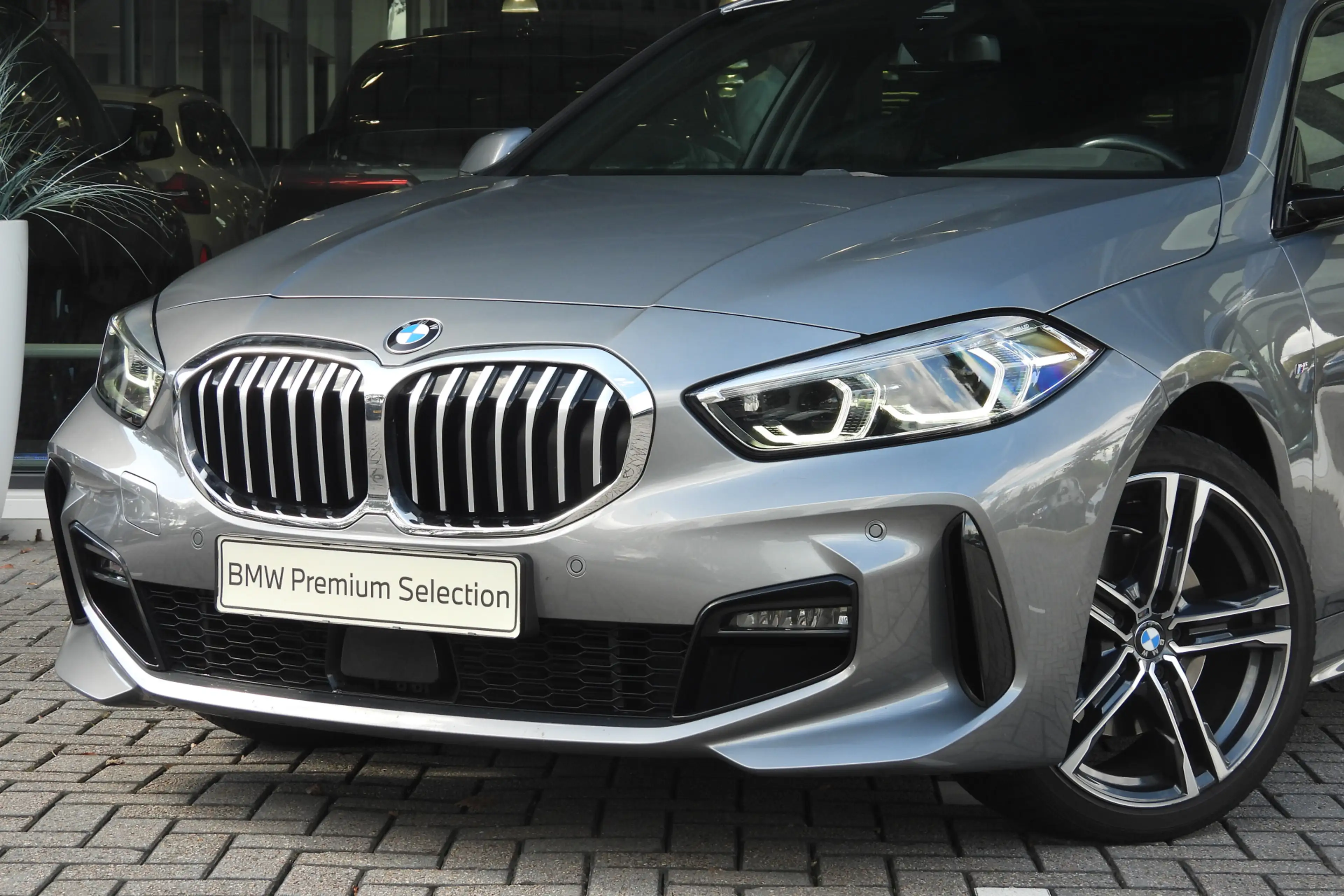 BMW 118 1 Serie 118i M Sport Automaat / Sportstoelen / Com — photo 2