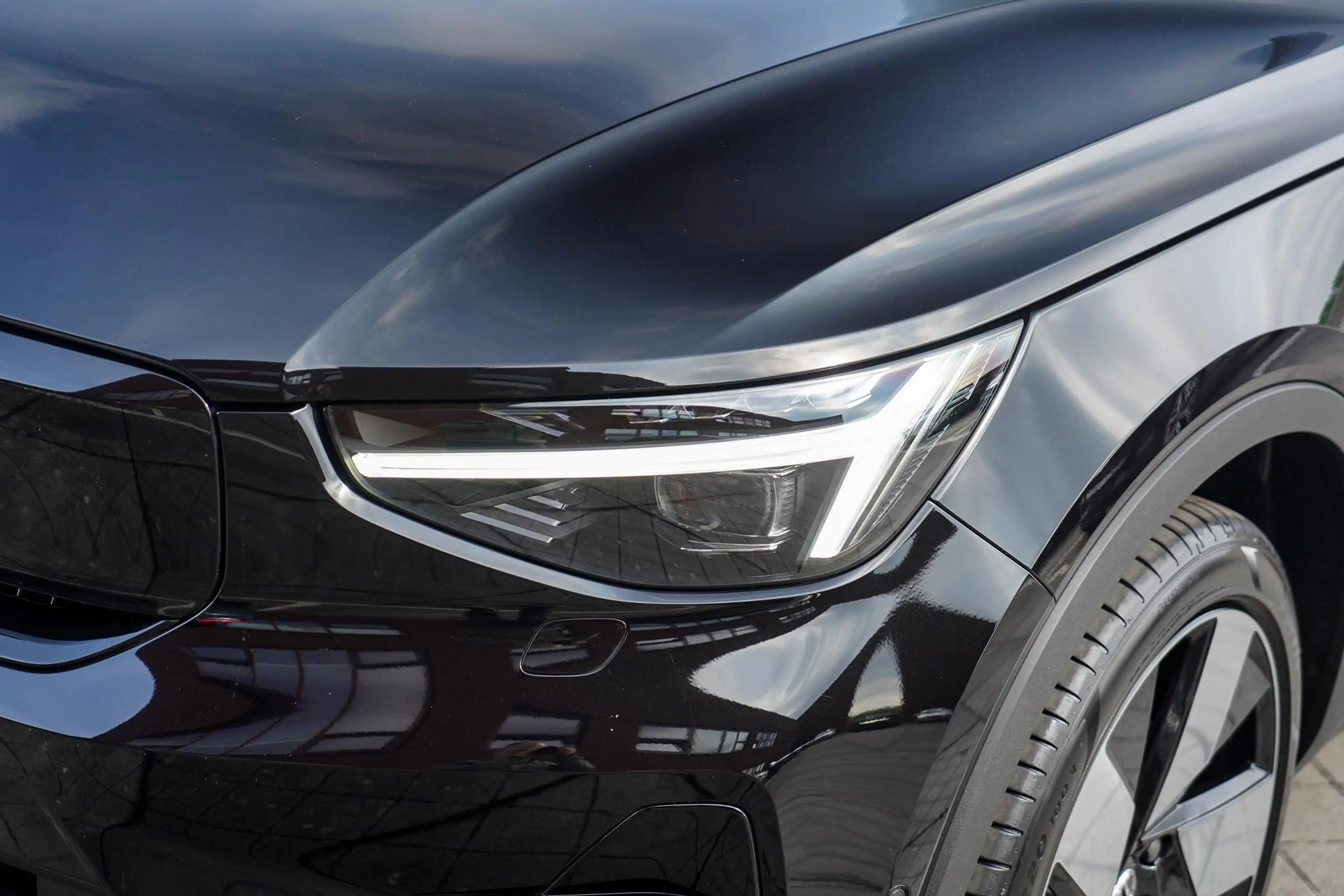 Volvo EX40 Single Motor Extended Range Ultra 82 kWh — photo 4
