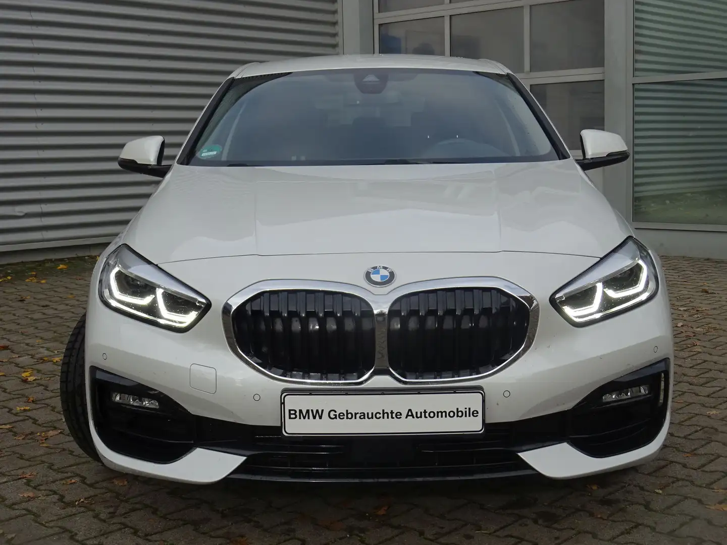 BMW 118 i Lim. Sport Line LED LivePro ComfortPaket SH Weiß - 2