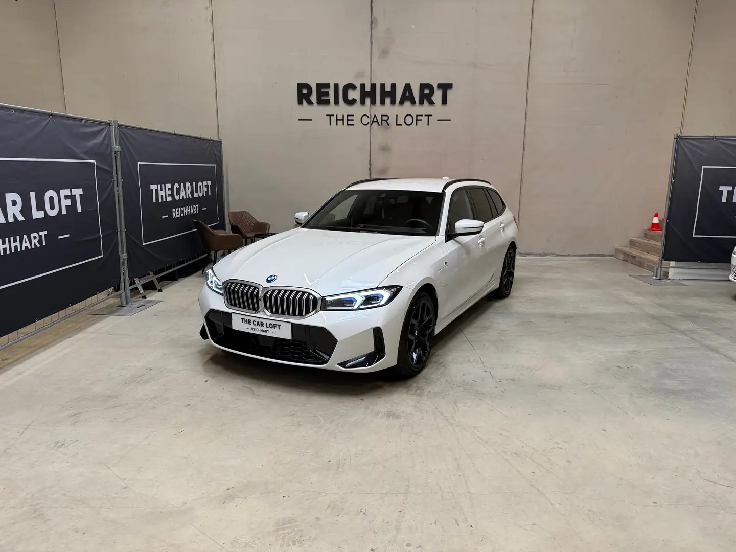 BMW 330 e xDrive Touring M-SPORT - LEASINGAKTION Weiß - 1