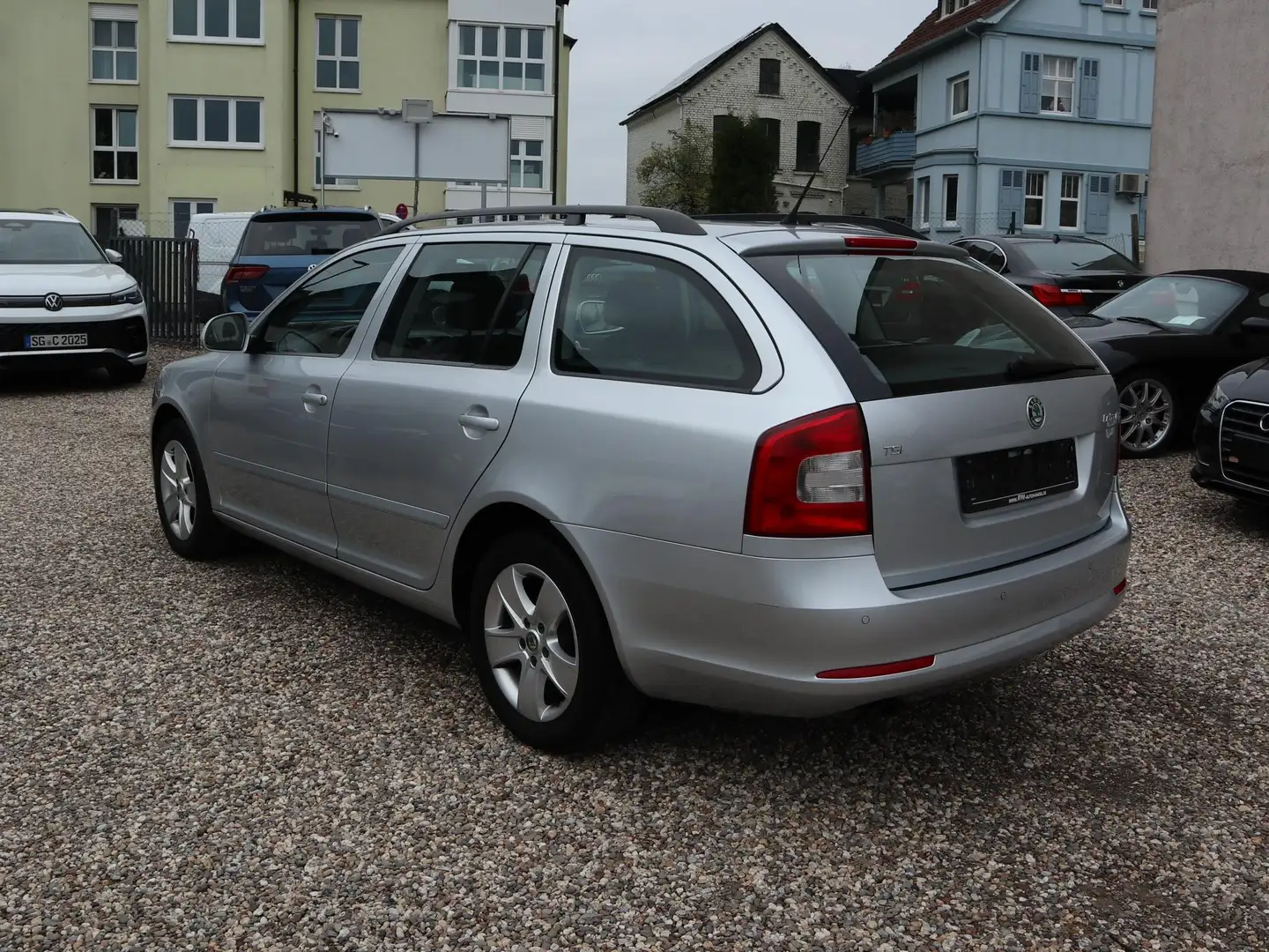 Skoda Octavia Octavia Combi Elegance*Leder*Klima*AHK*Automatik* Silber - 2
