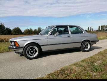 323i