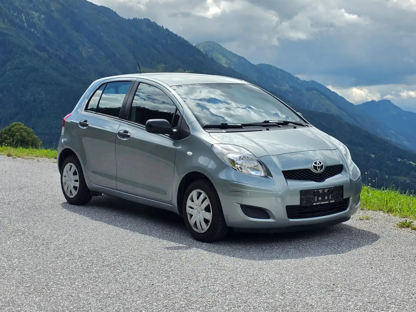 Toyota Yaris Basis Grau - 1