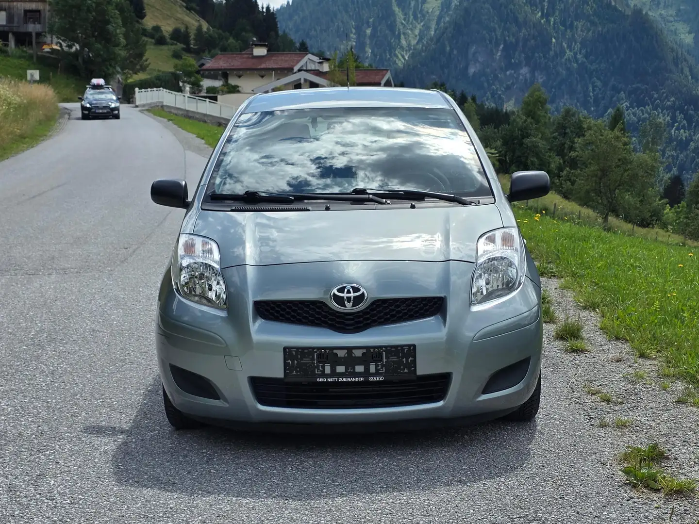 Toyota Yaris Basis Grau - 2
