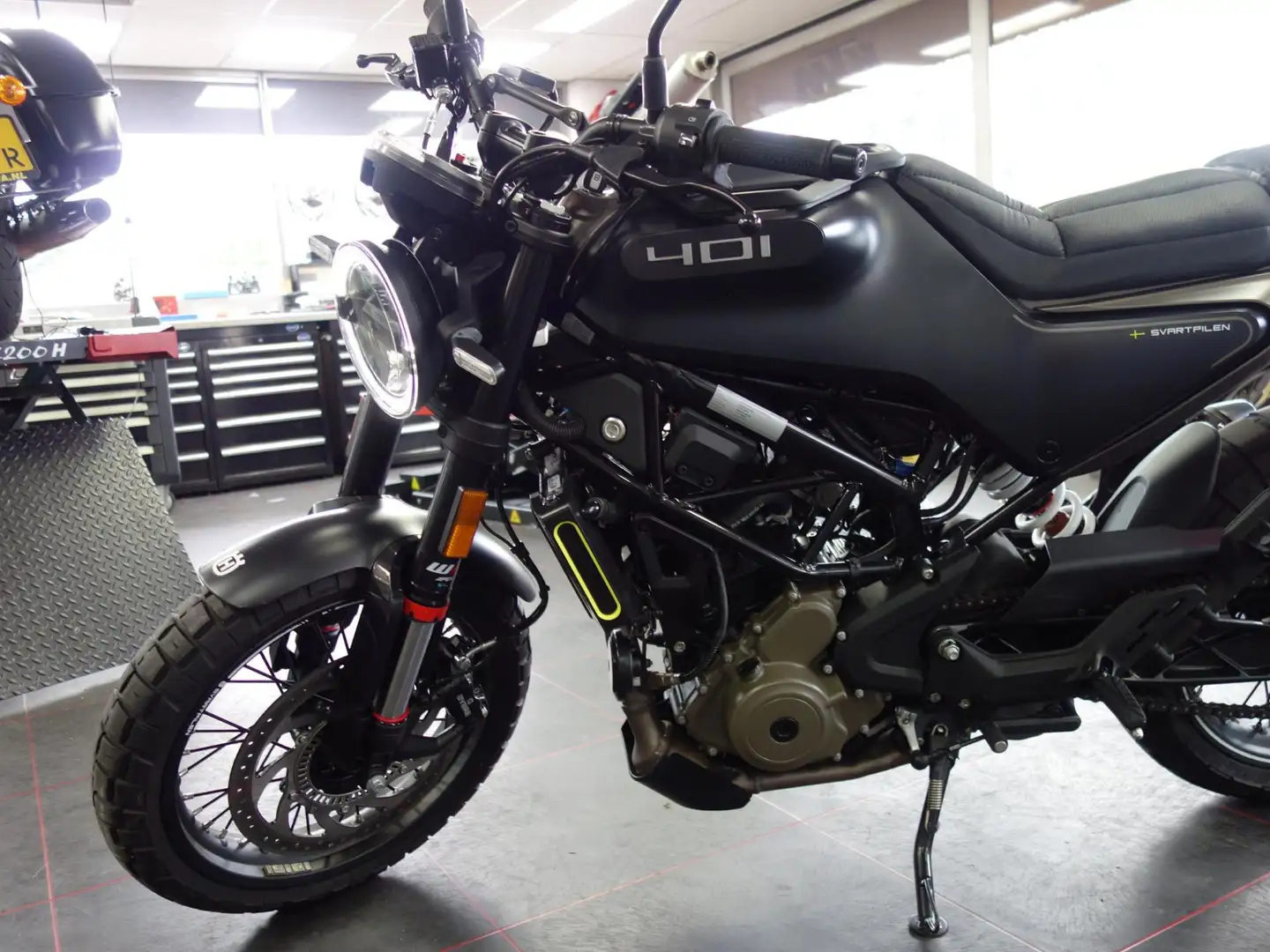 Husqvarna Svartpilen Tour 401 - 2