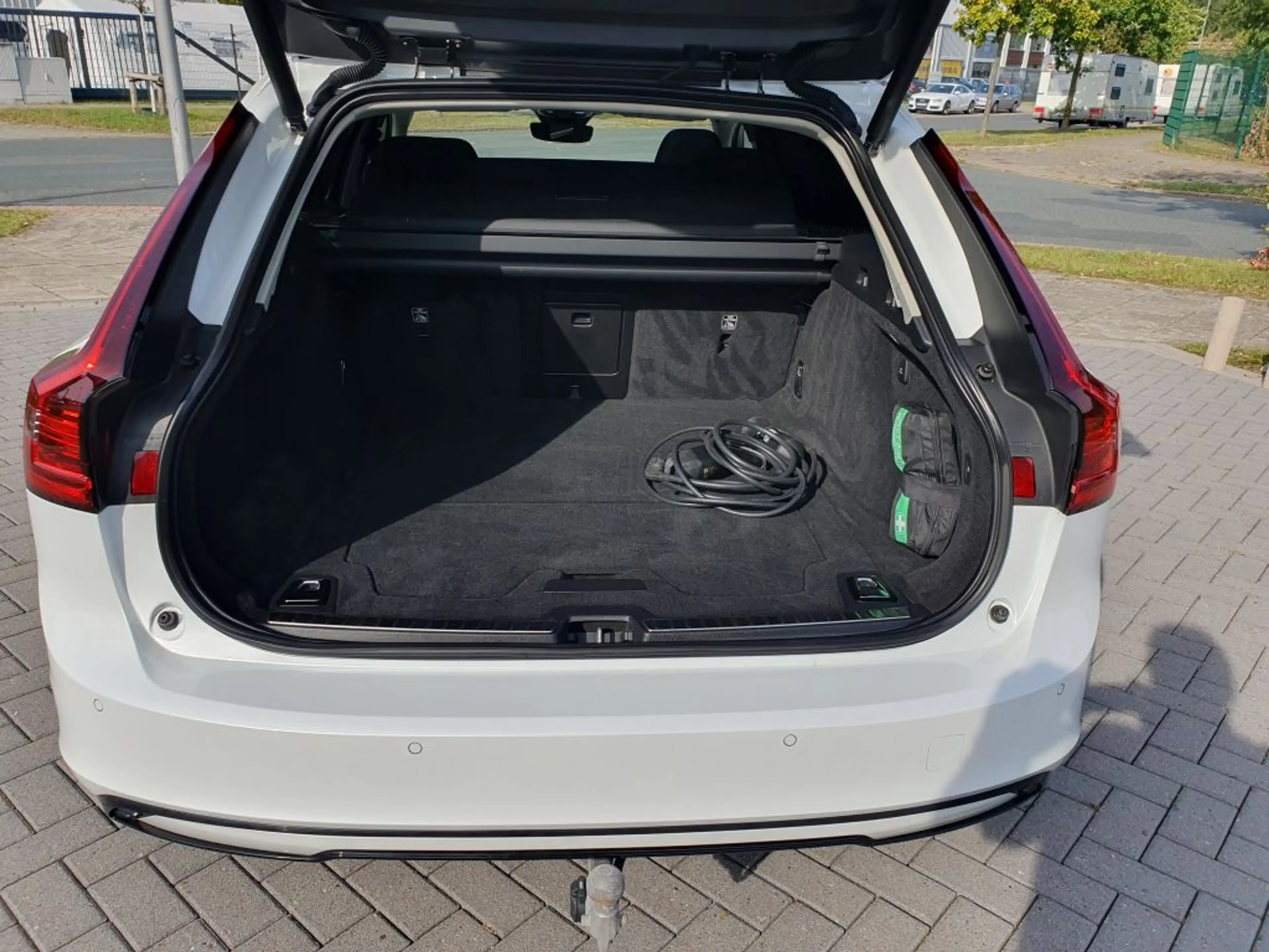 Volvo V90 T8 Recharge AWD Ultimate Dark — photo 14