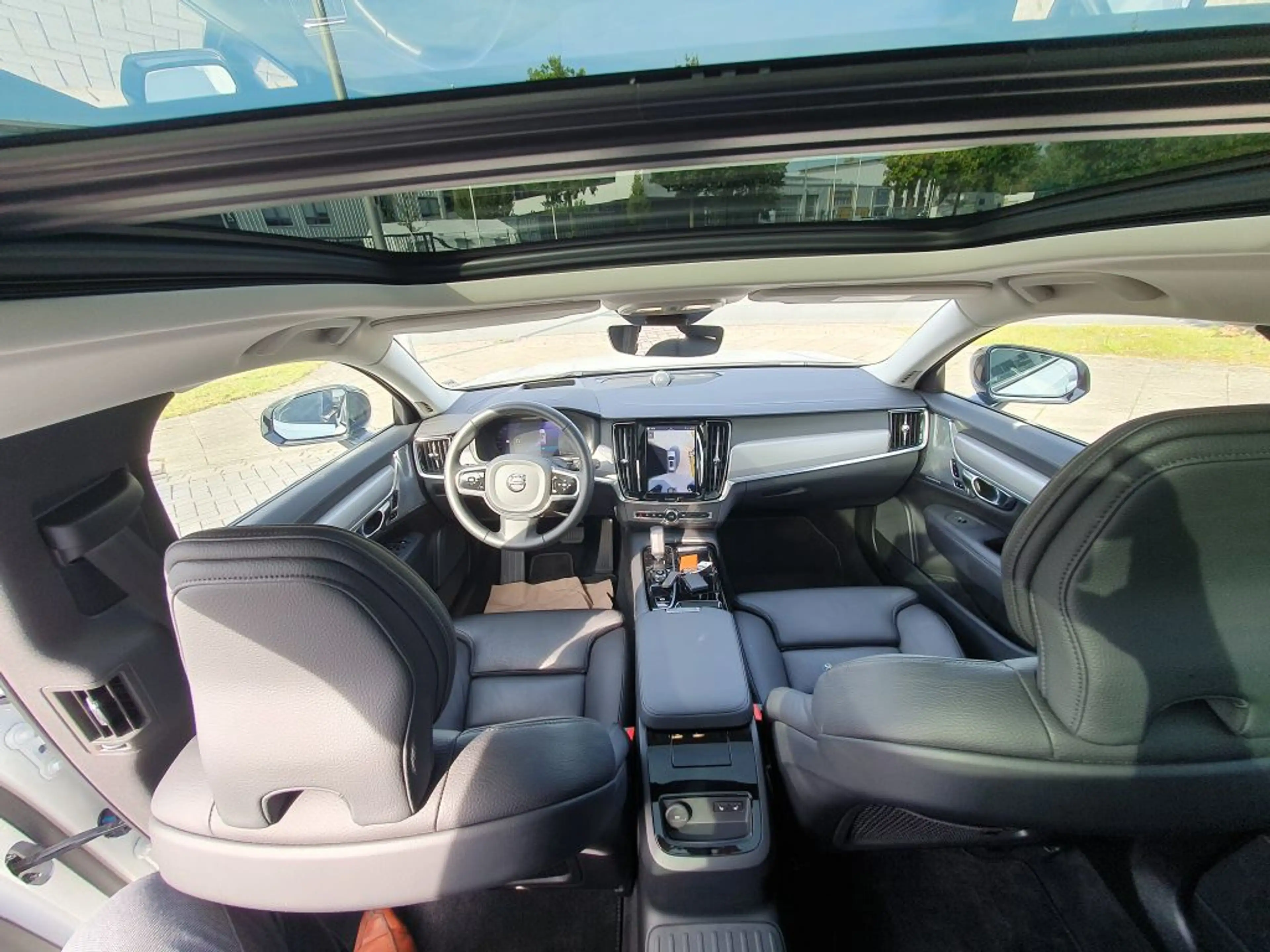 Volvo V90 T8 Recharge AWD Ultimate Dark — photo 13