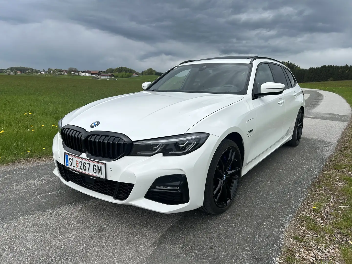 BMW 330 330e PHEV xDrive Touring Aut. - 1