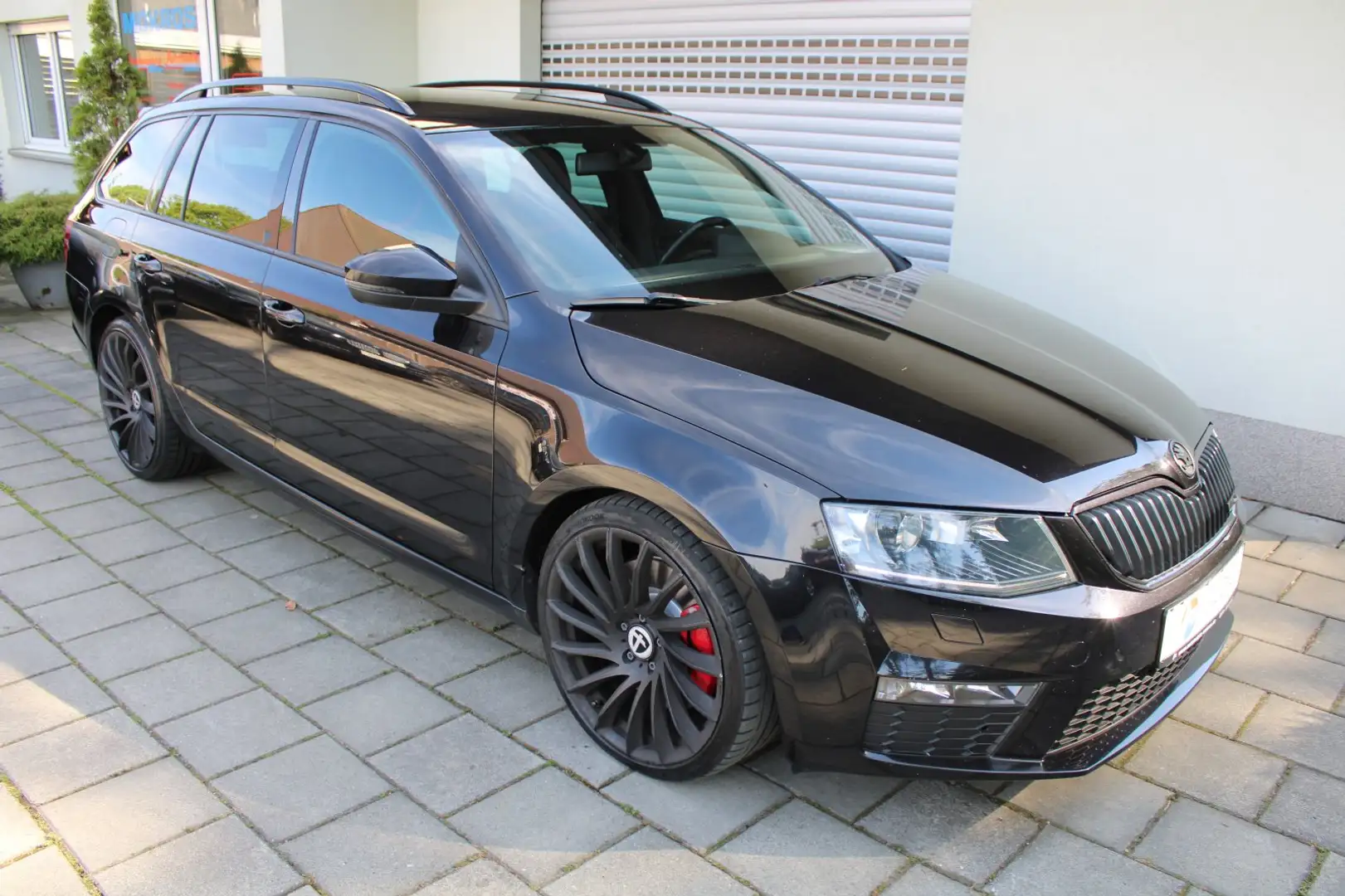 Skoda Octavia Combi 2.0 TDI DSG RS BiXenon Navigation Leder Temp Noir - 1