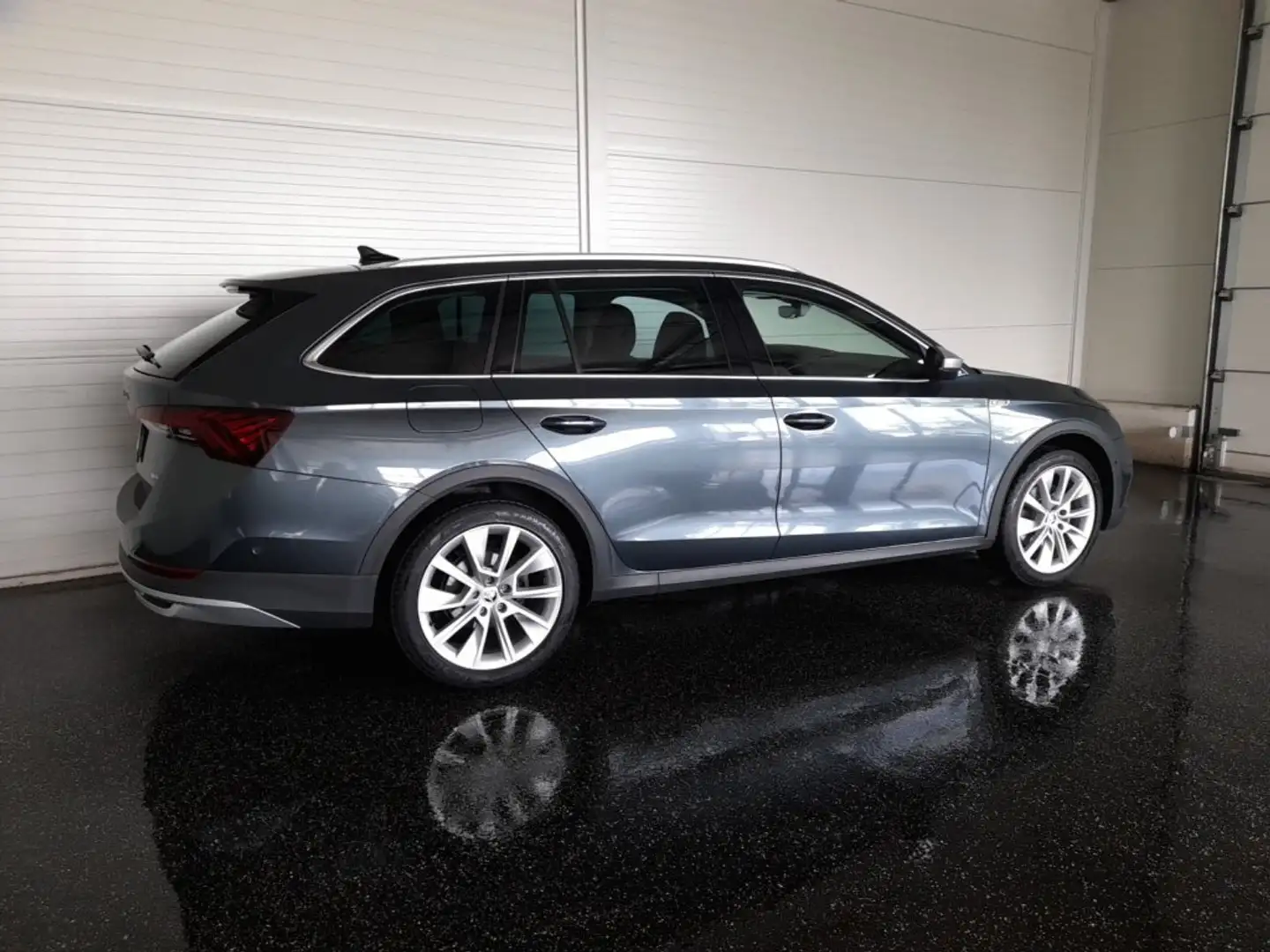 Skoda Octavia Combi SCOUT 4x4 2,0 TDI DSG *MATRIX-LED / 18 ZOLL / HEAD-UP / VIRTUELL / NAVI / ACC / E-KLAPPE / KEYLESS* Grau - 2