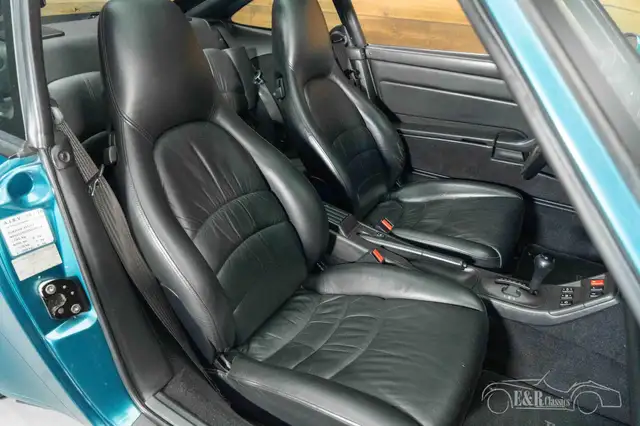 Porsche 911 view 7
