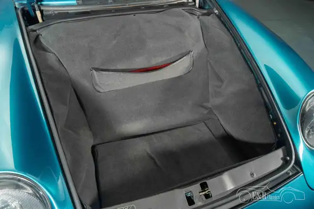 Porsche 911 view 6