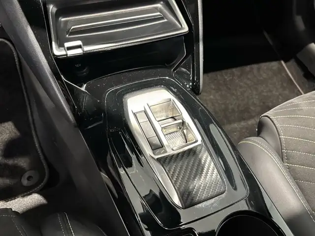 Peugeot 208 view 16