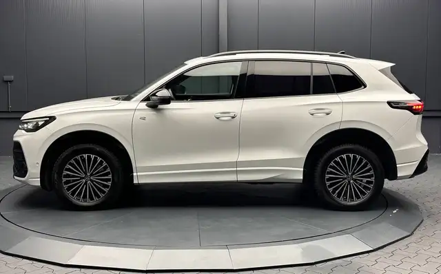 Volkswagen Tiguan view 2