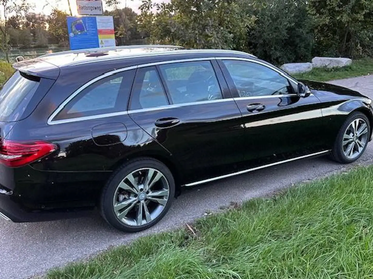 Mercedes-Benz C 300 C-Klasse T - 9G Avantgarde Burmester Panorama AHK Schwarz - 2