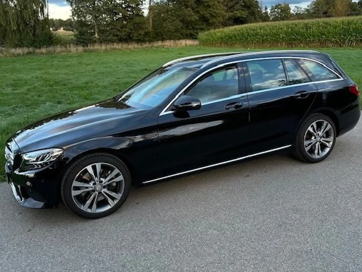 Mercedes-Benz C 300 C-Klasse T - 9G Avantgarde Burmester Panorama AHK Schwarz - 1