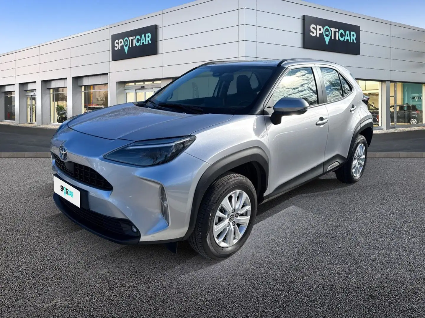 Toyota Yaris Cross 1.5H (116 CV) E-CVT Adventure Gris - 1