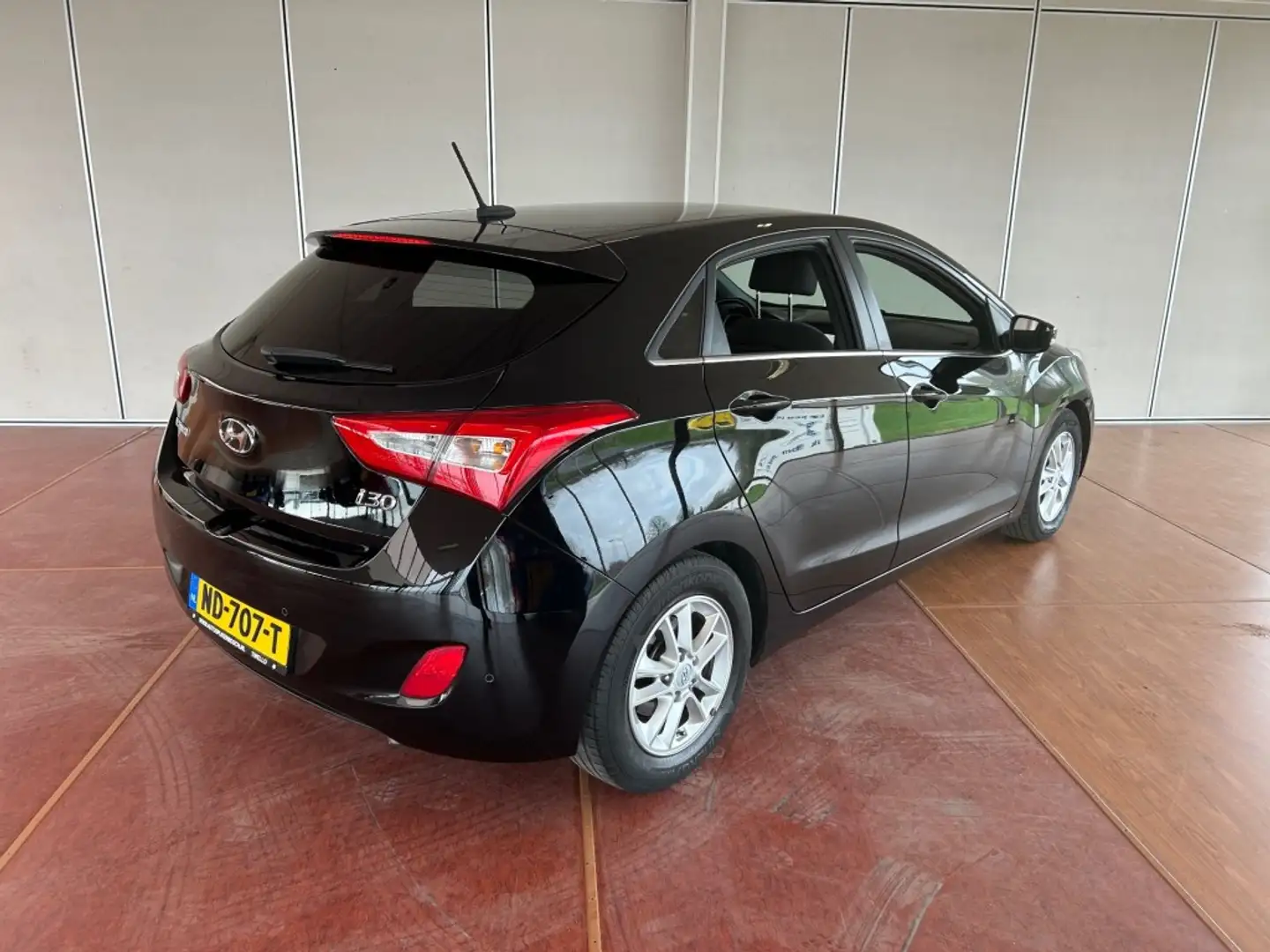 Hyundai i30 1.6 GDI GO! 2016 Zwart - 2