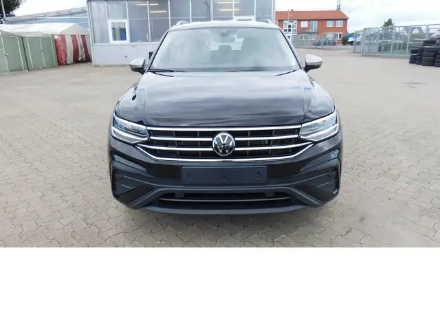 Volkswagen Tiguan Allspace view 3
