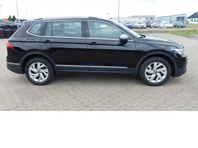 Volkswagen Tiguan Allspace view 2