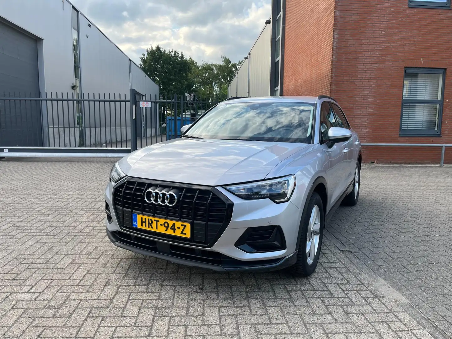 Audi Q3 35 TFSI S edition Competition Grijs - 2