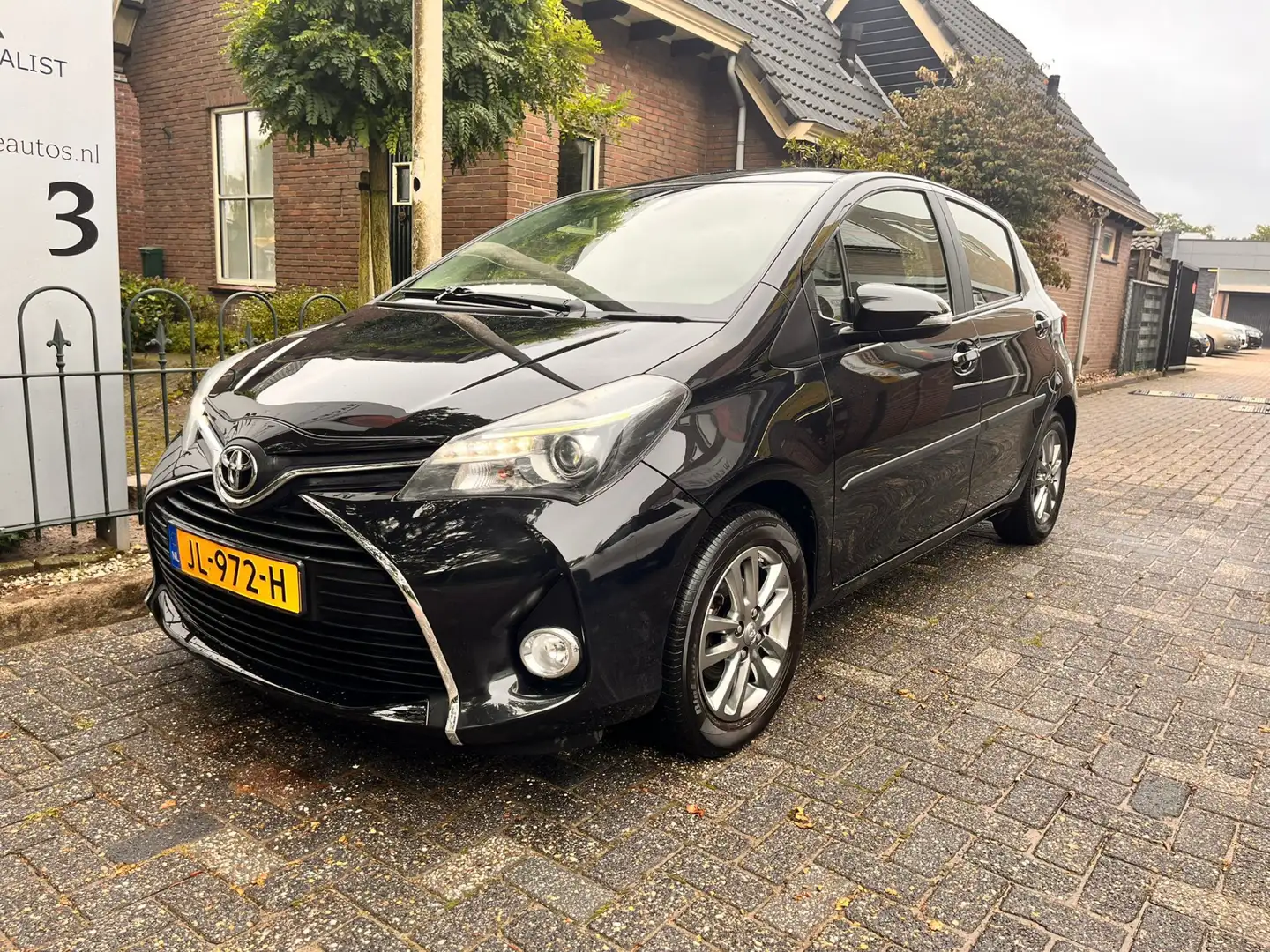 Toyota Yaris 1.3 VVT-i Trend Schwarz - 2