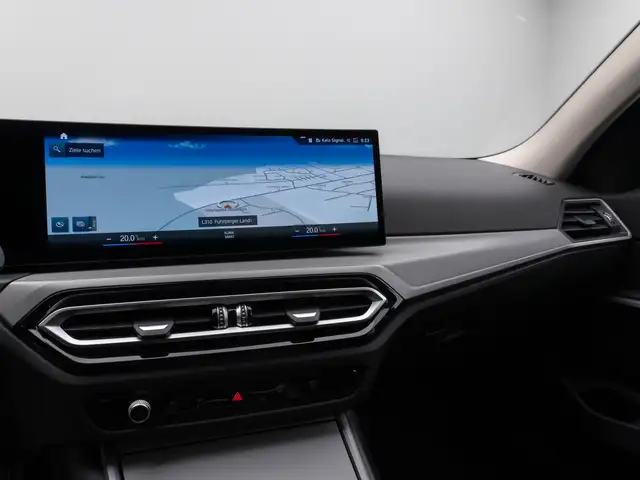 BMW 3 Series view 22