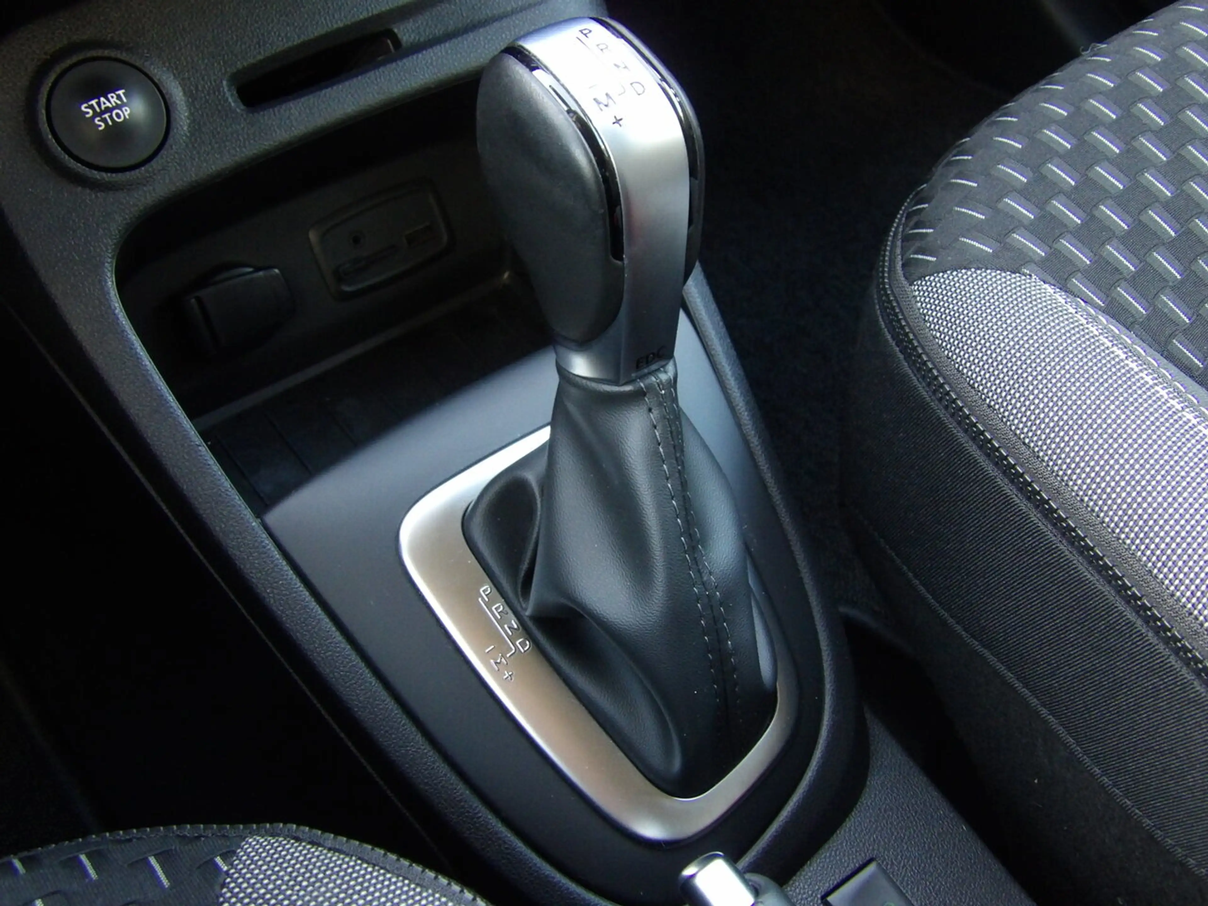 Renault Captur Intens TCe 120 EDC — photo 11