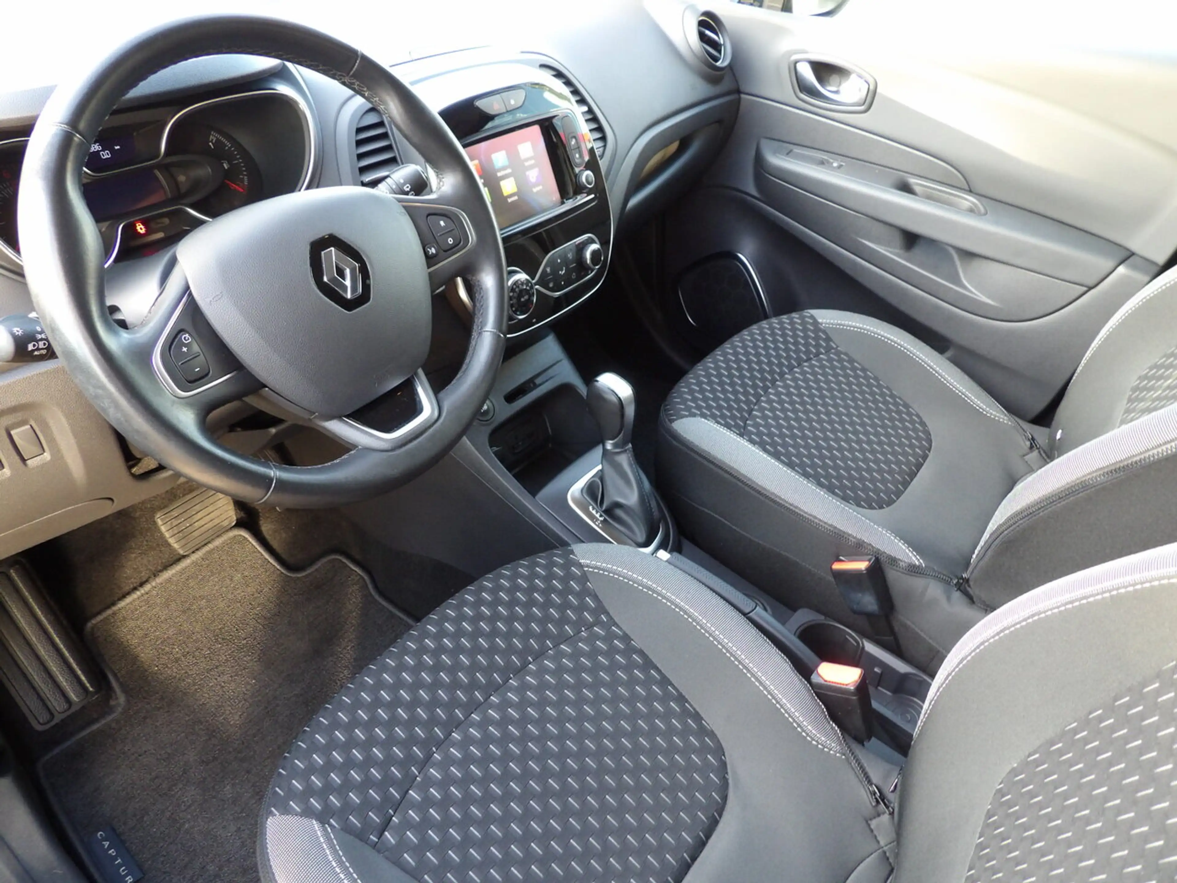 Renault Captur Intens TCe 120 EDC — photo 14