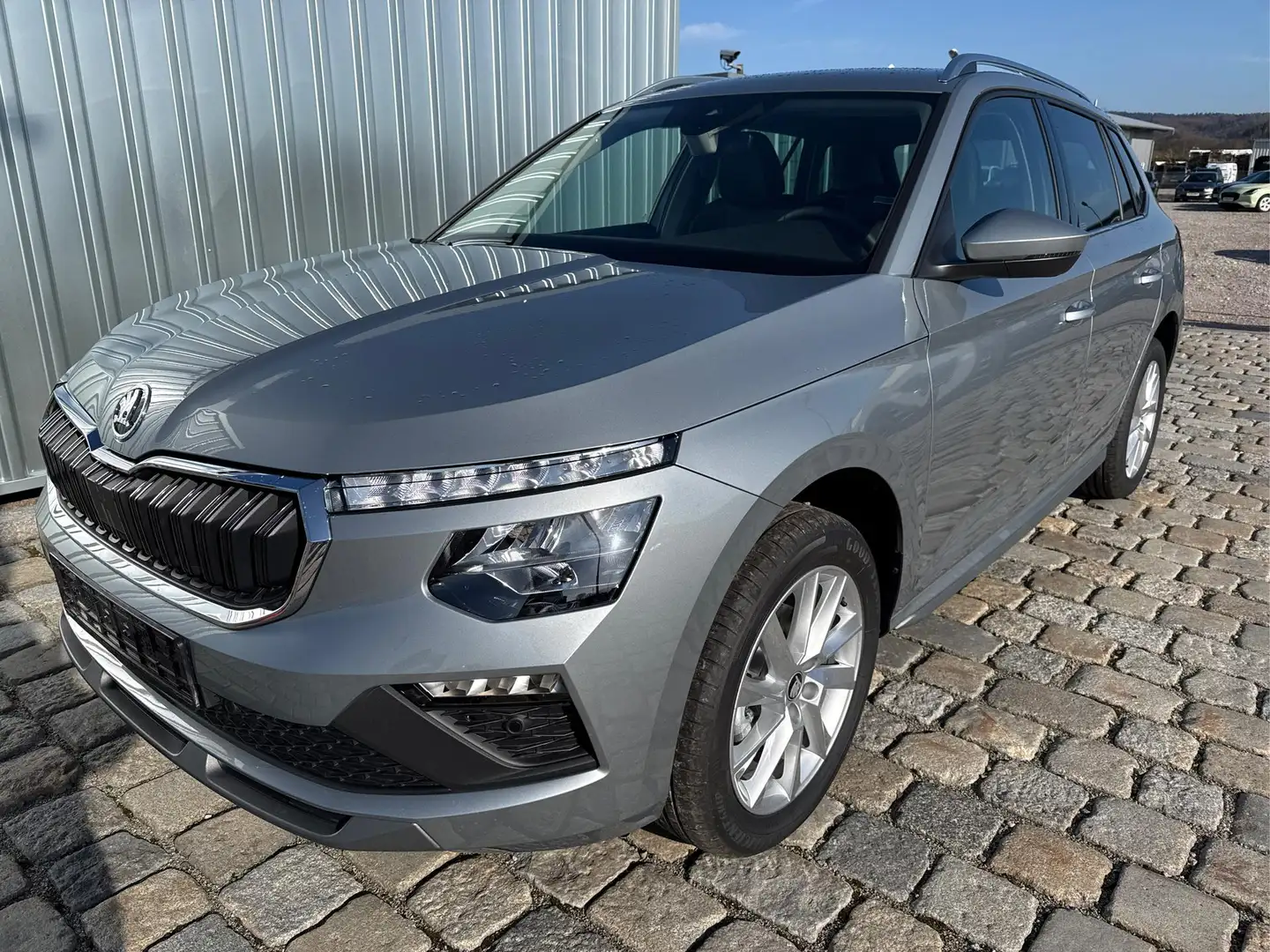 Skoda Kamiq 130 Jahre Premium Edition 1.5 TSI 150 PS DSG An... Silber - 1