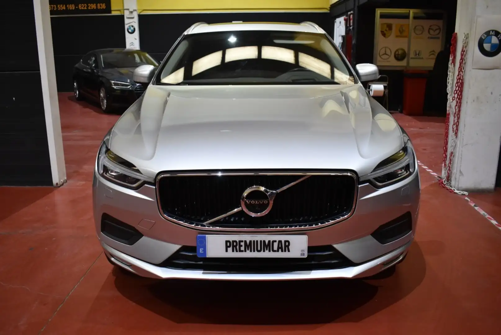 Volvo XC60 B4 Momentum Pro AWD Aut. Plateado - 2