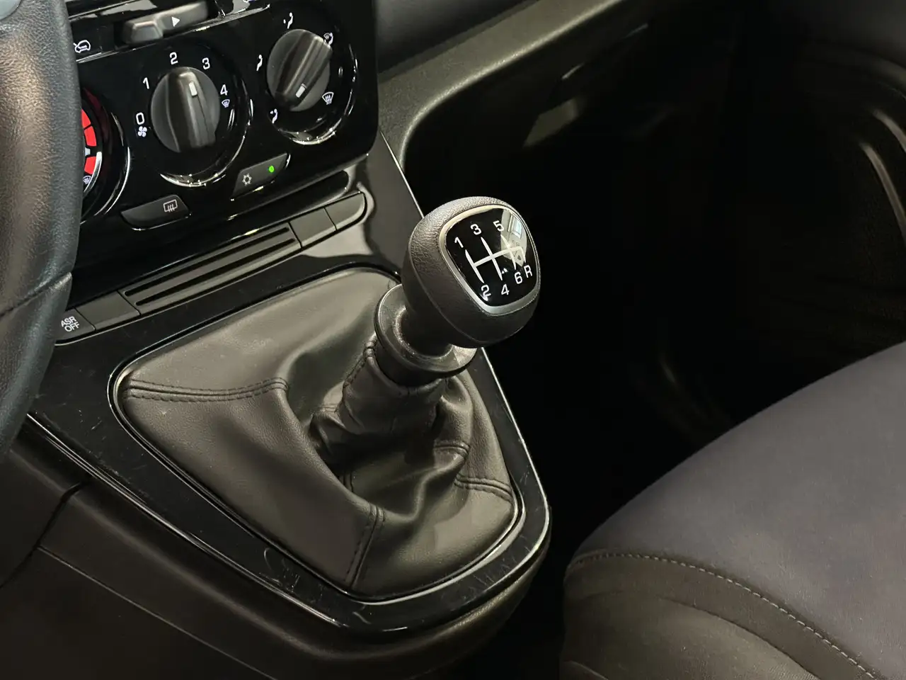 Lancia Ypsilon 2021 — фото 14