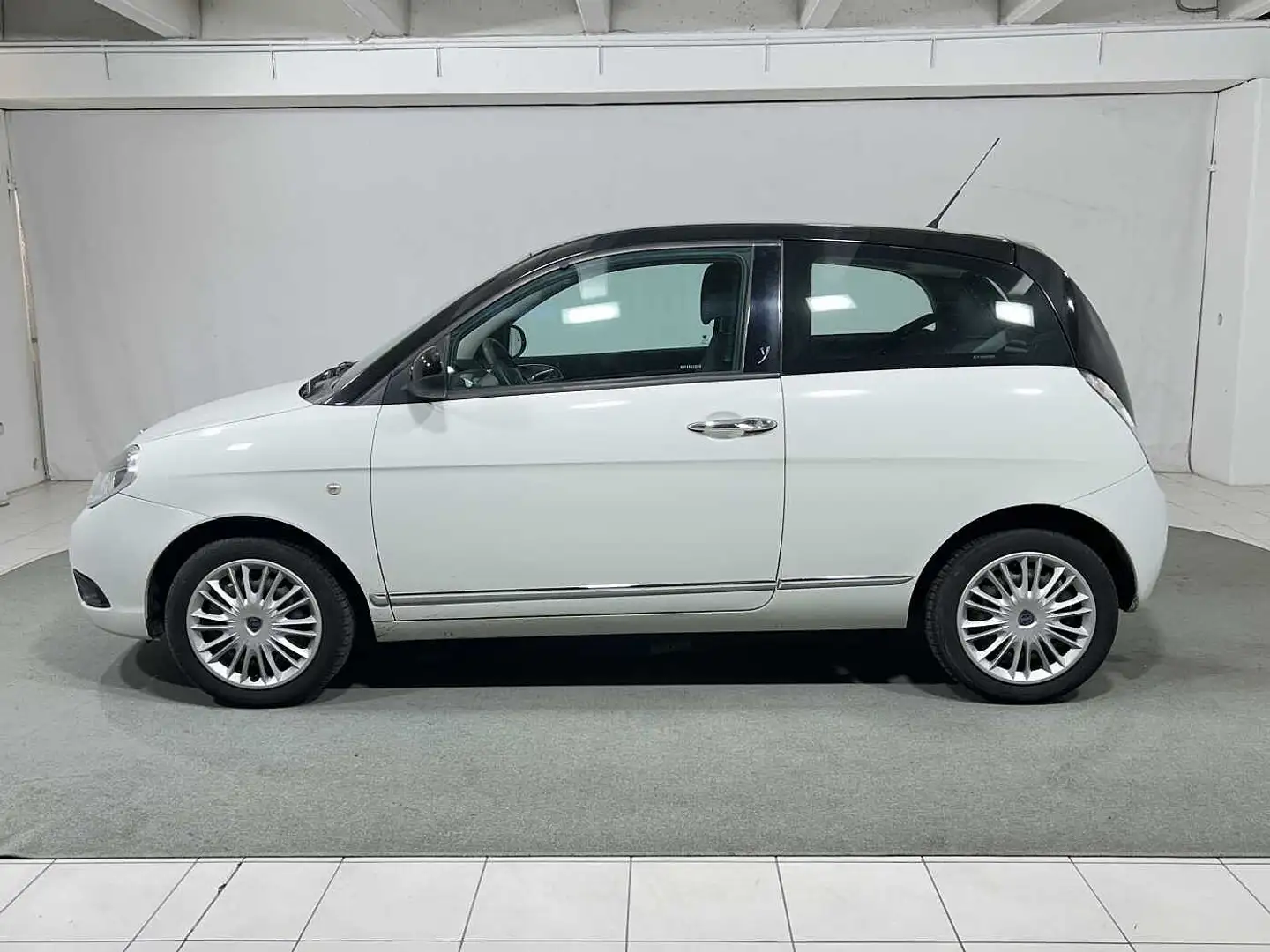 Lancia Ypsilon 1.2 69 CV 5 porte S&S Platinum Biały - 2