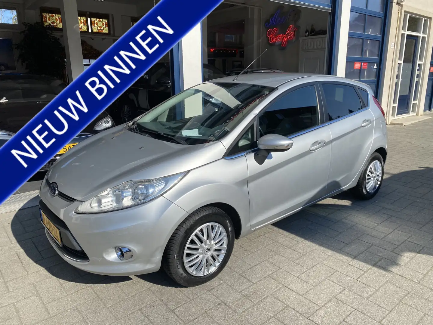 Ford Fiesta 1.25 Trend 5-DEURS/NW APK 04-2026 Gris - 1