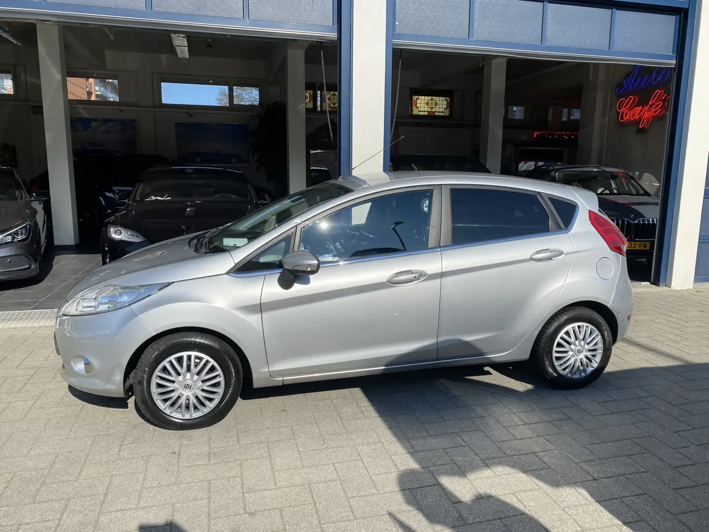 Ford Fiesta 1.25 Trend 5-DEURS/NW APK 04-2026 Gris - 2