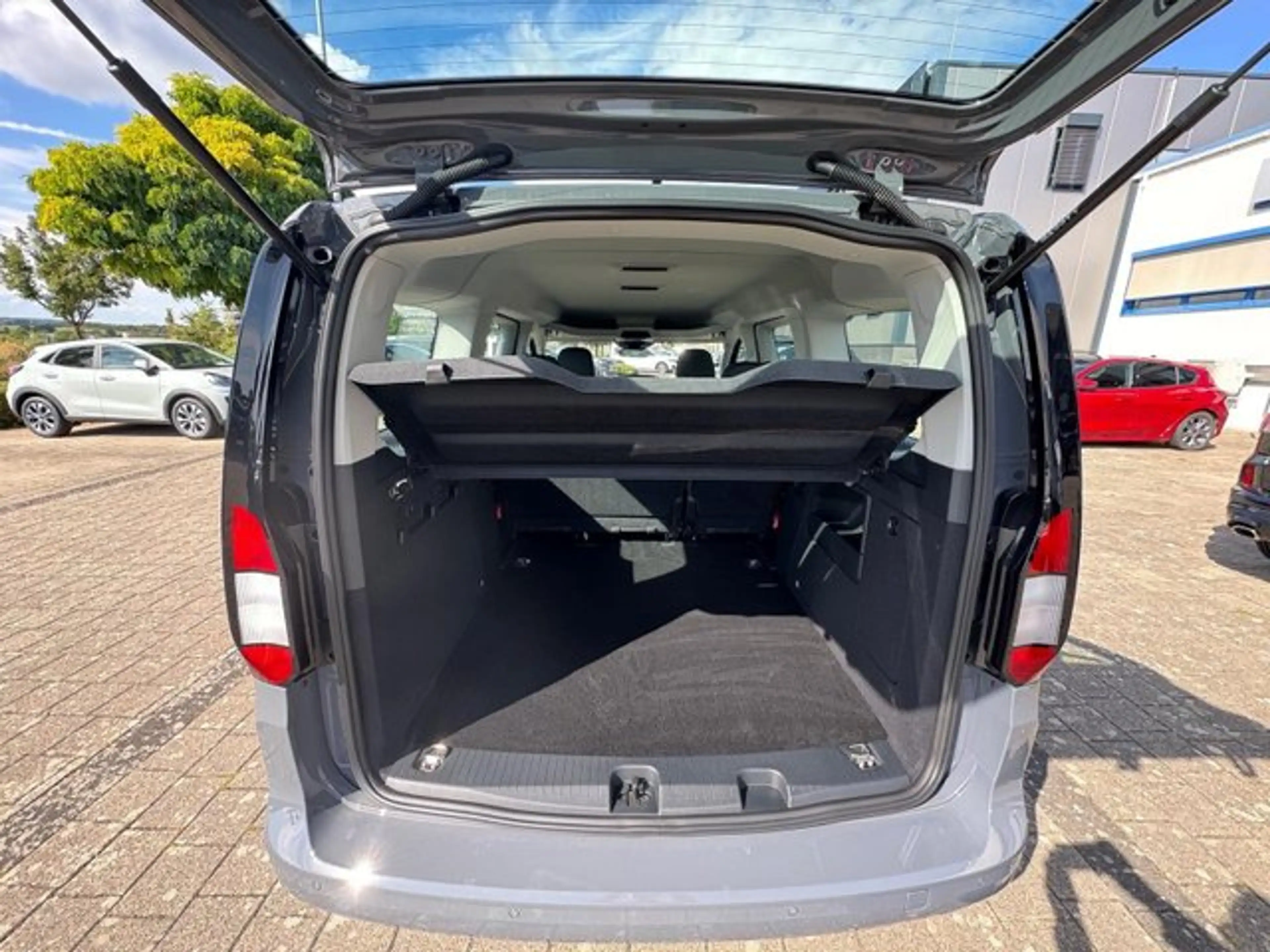 Ford Grand Tourneo Connect Trend — photo 12
