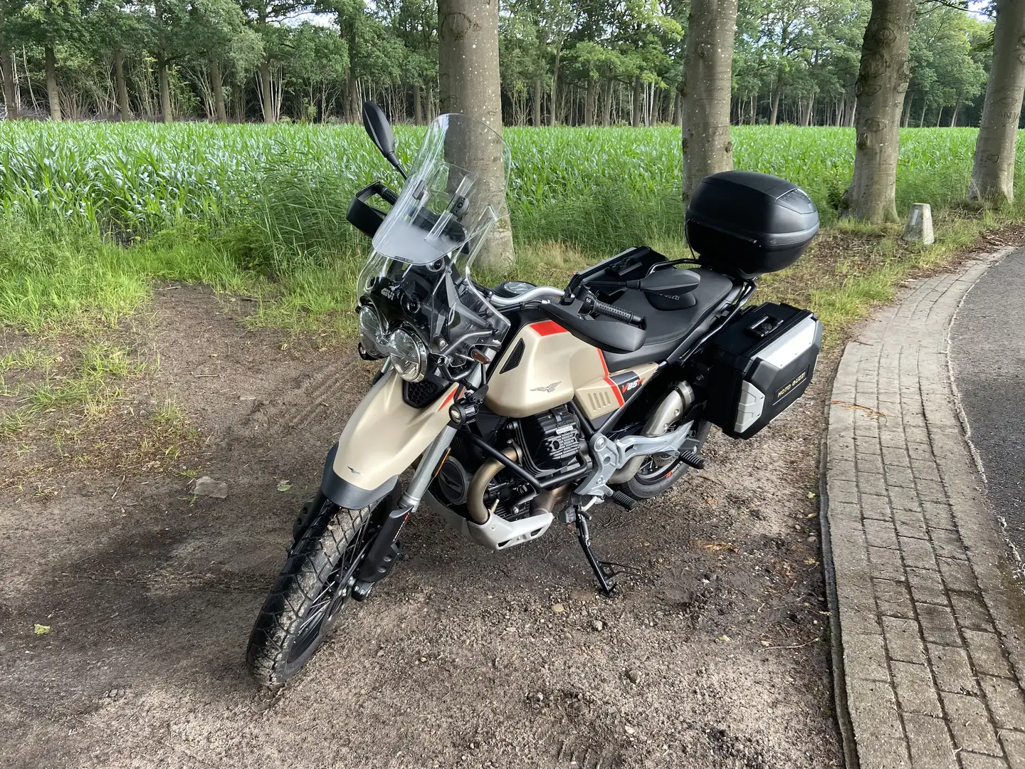 Moto Guzzi V 85 Travel Brons - 1