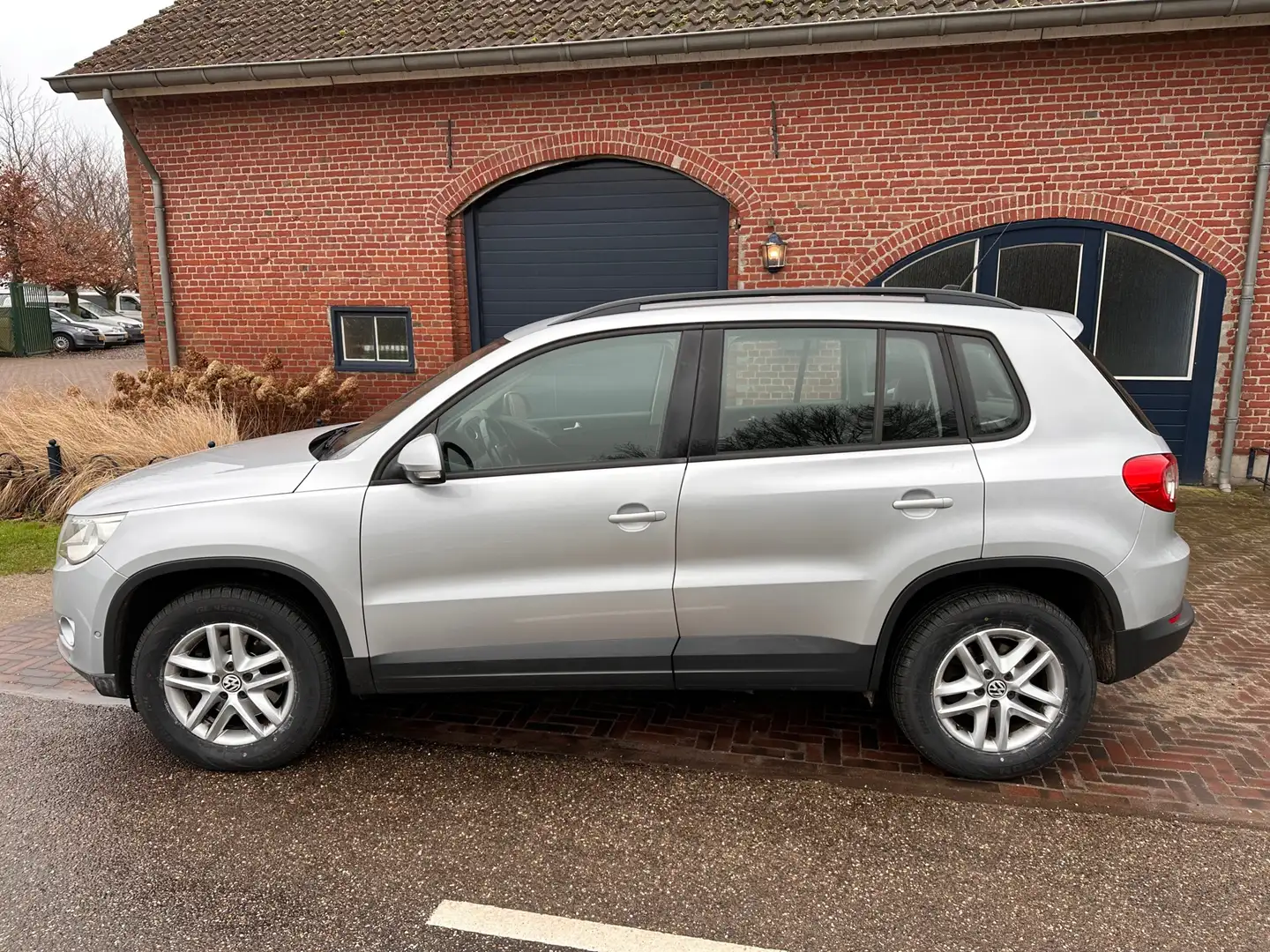 Volkswagen Tiguan 1.4 TSI Comfort&Design apk t/m 08-02-2025 Grau - 2