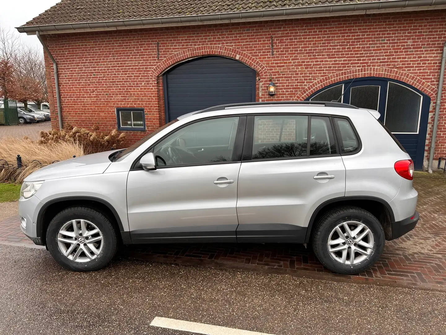 Volkswagen Tiguan 1.4 TSI Comfort&Design apk t/m 08-02-2025 Grijs - 2