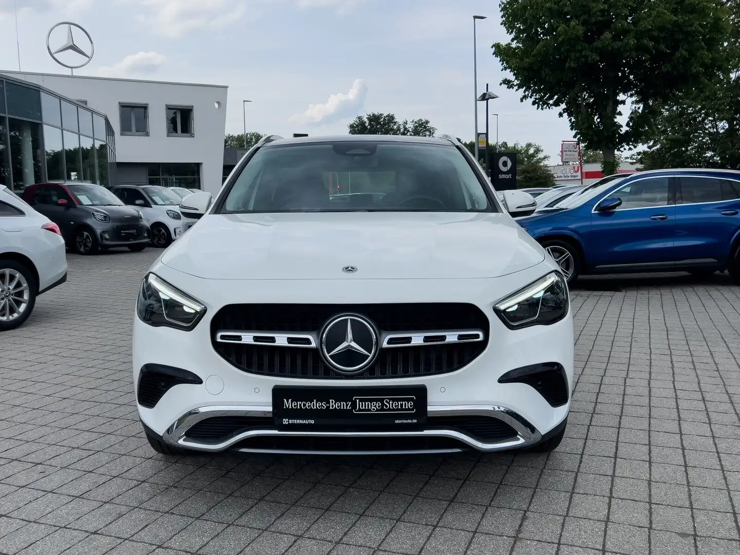 Mercedes-Benz GLA 180 GLA 180 Progressive Advanced Pano Distro Multibeam Weiß - 2