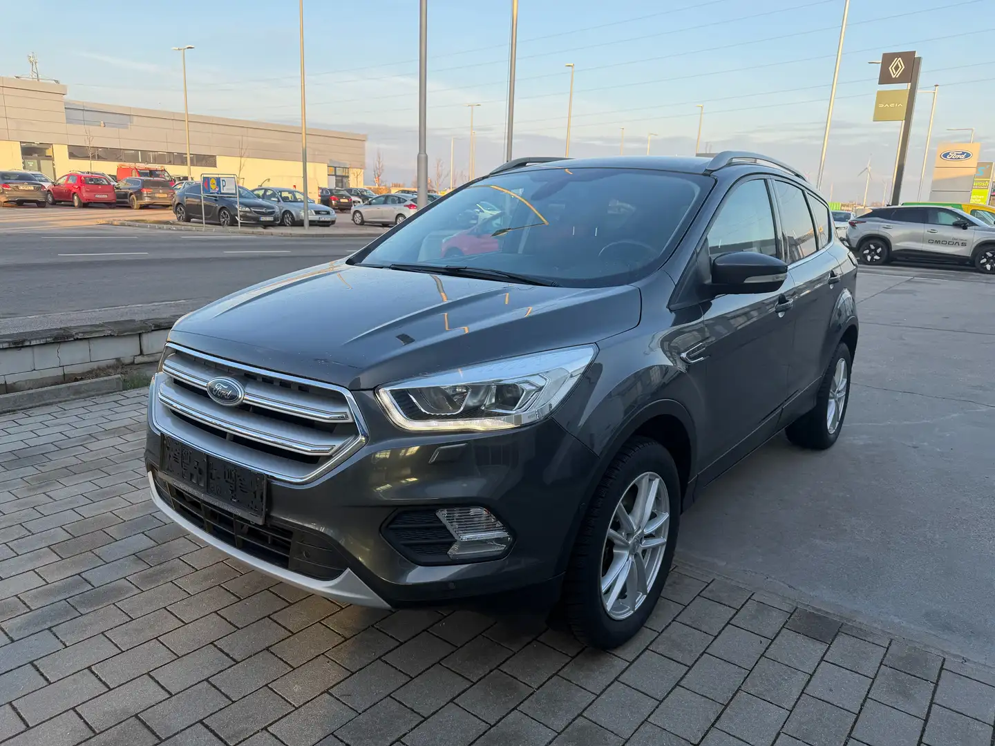 Ford Kuga 1.5 TDCi Titanium Grau - 1