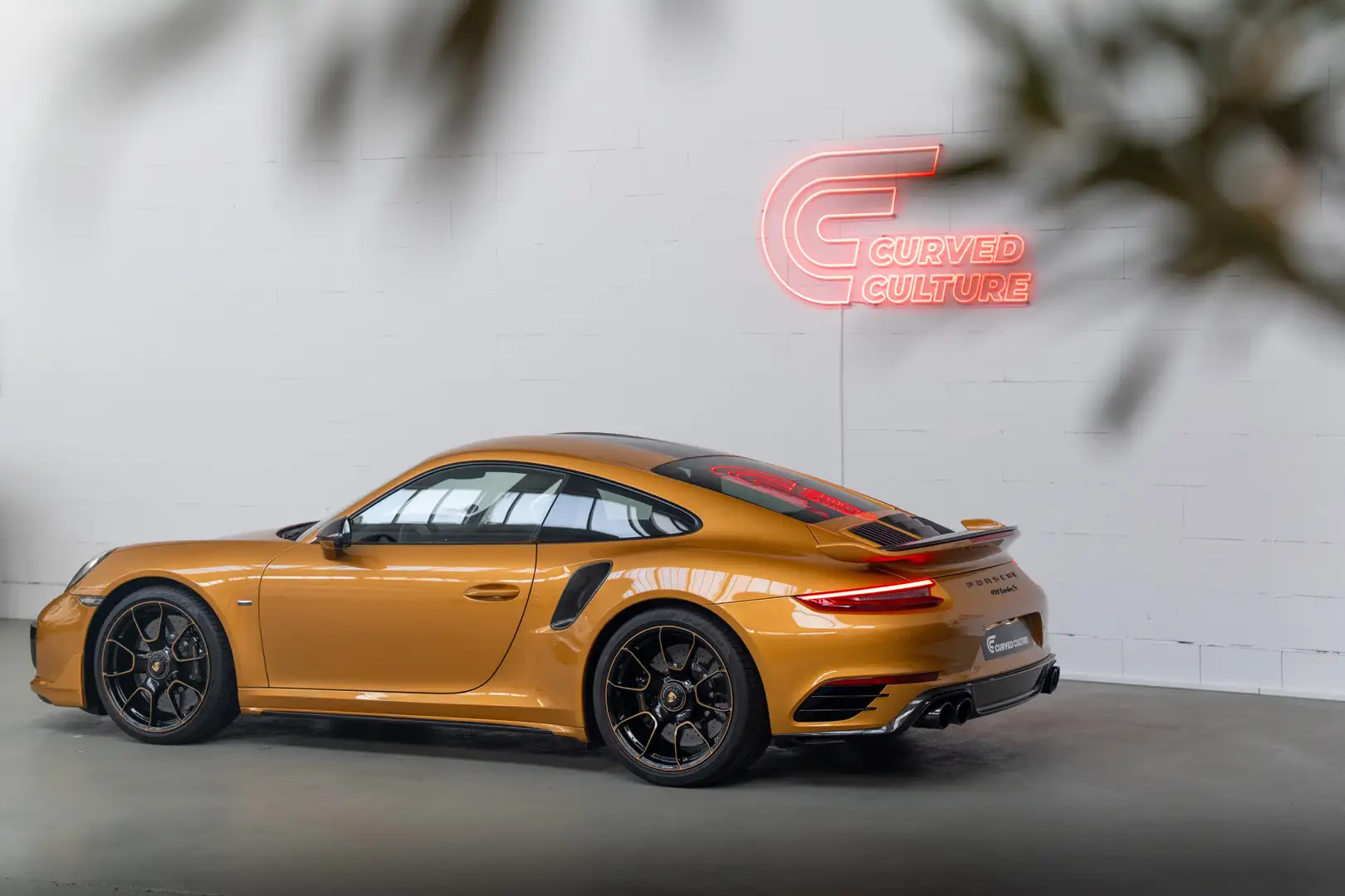 Porsche 991 Turbo S Exclusive Series I 175 500 I APPROVED Gold - 1