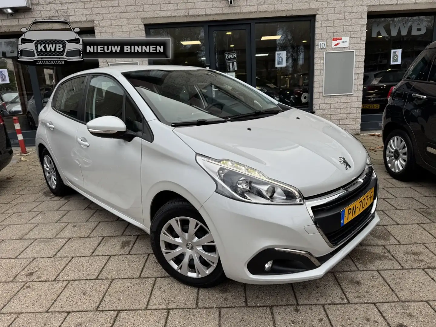 Peugeot 208 1.2 PureT. Parelmoer wit Navi Distri VV Blanc - 1