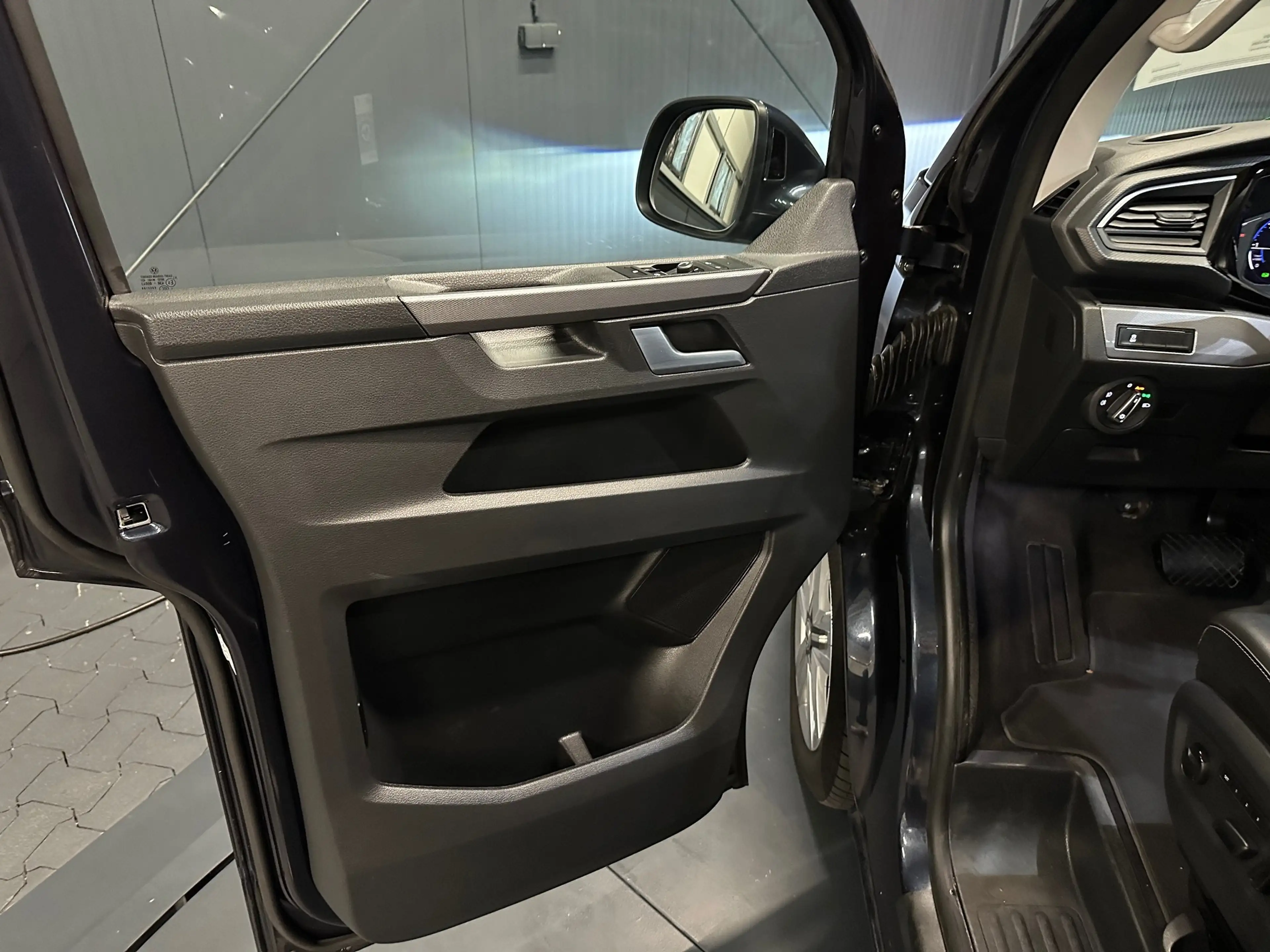 Volkswagen T6.1 Multivan Highline 4Motion*LEDER*Holz-Boden*KAMERA*Kindersit — photo 13