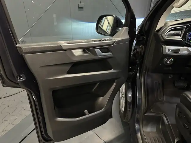 Volkswagen Multivan view 13