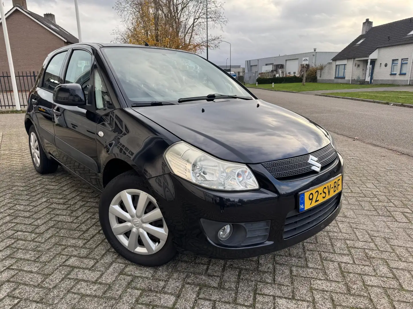 Suzuki SX4 1.6 Exclusive Airco,Trekhaak Zwart - 2