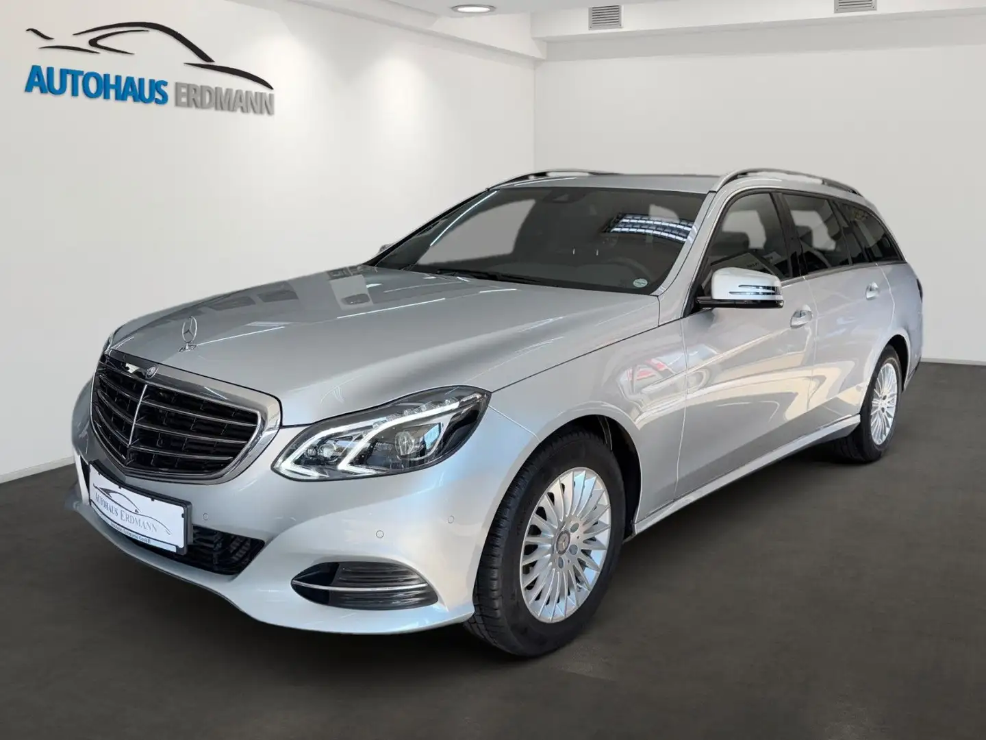 Mercedes-Benz E 200 T CGI BE*Aut*LED*Navi*Park-Assist*35.900km Argintiu - 1